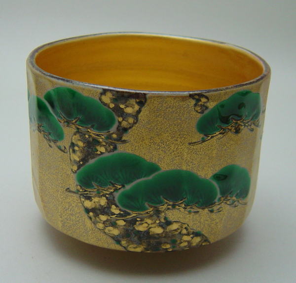 [Tea utensils/tea ceremony tools Matcha tea bowl] Copy of Kenzan, gold ground old pine, made by Nakamura Shuho