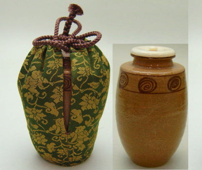 象牙取引確認書へのご署名が必要な商品【茶器/茶道具　茶入（お濃茶器）】　絵瀬戸焼茶入　肩衝茶入（肩付茶入）　松本鉄山作　仕服：一重蔓牡丹