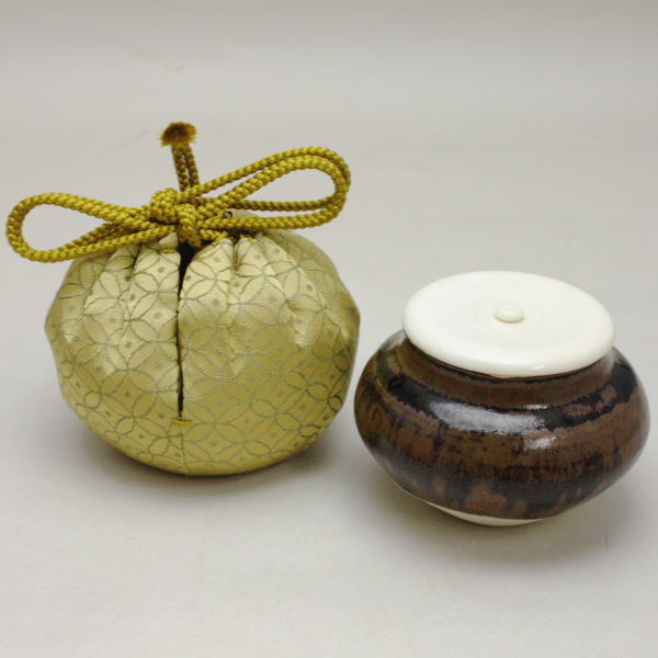 象牙取引確認書へのご署名が必要な商品【茶器/茶道具　茶入（お濃茶器）/長緒茶入】　瀬戸焼き　大海茶入　長谷川青峯作　仕服：七宝文緞子