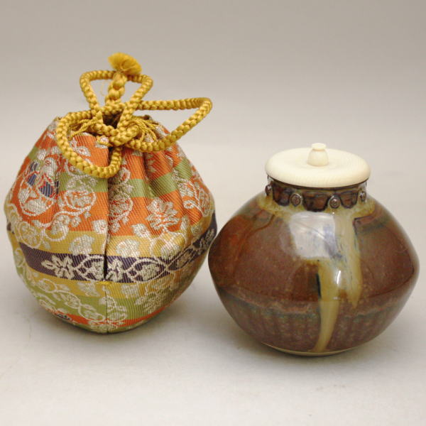 象牙取引確認書へのご署名が必要な商品【茶器/茶道具　茶入（お濃茶器）】　高取焼き　高取八仙作　塁坐　仕服：鴛鴦うんげん錦