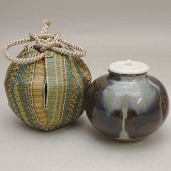 象牙取引確認書へのご署名が必要な商品【茶器/茶道具　茶入（お濃茶器）】　高取焼き　阿古陀茶入（阿古だ茶入・あこだ茶入）　高取喜恵作　仕服：畠山間道