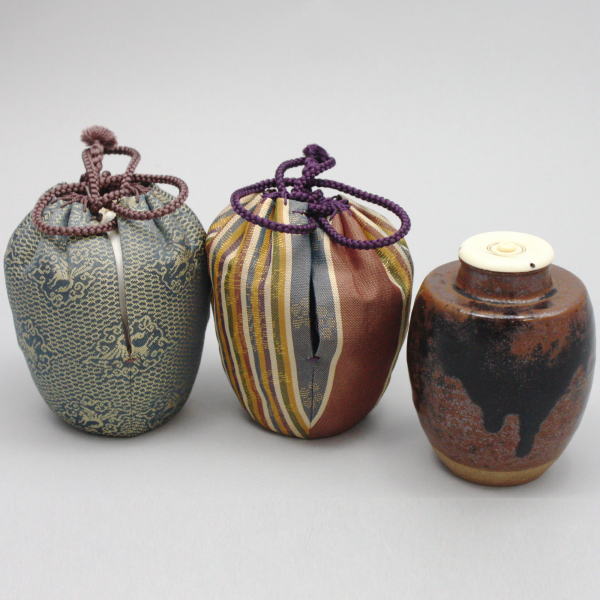 象牙取引確認書へのご署名が必要な商品【茶器/茶道具　茶入（お濃茶器）】　肩衝茶入（肩付茶入）　瀬戸焼き　加藤錦雄作（長谷窯）　替仕服付　仕服：四座金襴＆有楽緞子