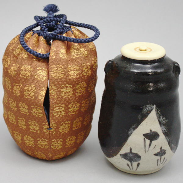 象牙取引確認書へのご署名が必要な商品【茶器/茶道具　茶入（お濃茶器）】　黒織部　肩衝茶入（肩付茶入）　加藤日出作（山十窯）　仕服：野田金襴