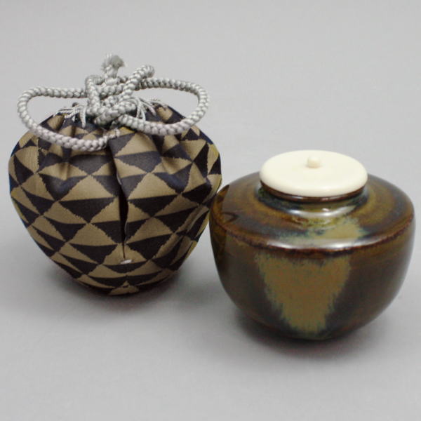 象牙取引確認書へのご署名が必要な商品【茶器/茶道具　茶入（お濃茶器）】　高取焼き　如笑写し　コマ形　高取喜恵作　仕服：紺地鱗文緞子