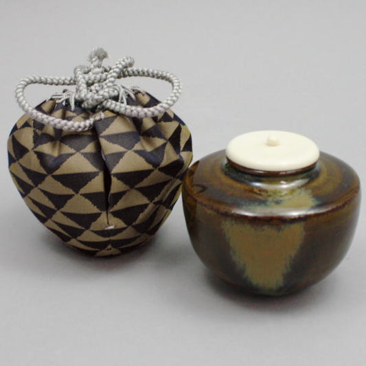 象牙取引確認書へのご署名が必要な商品【茶器/茶道具　茶入（お濃茶器）】　高取焼き　如笑写し　コマ形　高取喜恵作　仕服：紺地鱗文緞子