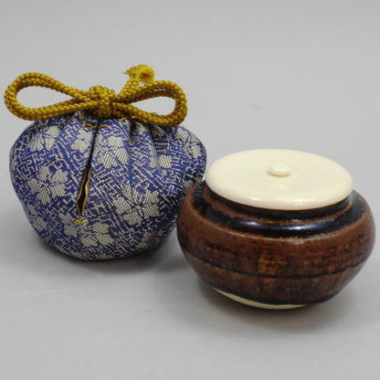 象牙取引確認書へのご署名が必要な商品【茶器/茶道具　茶入（お濃茶器）/長緒茶入】　瀬戸焼き　内海茶入　長谷川青峯作　仕服：藤種緞子