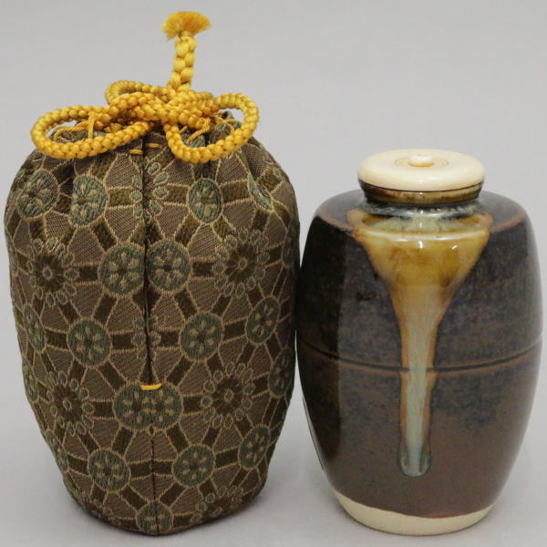 象牙取引確認書へのご署名が必要な商品【茶器/茶道具　茶入（お濃茶器）】　膳所焼き　尻張　肩衝茶入（肩付茶入）　仕服：蜀紅錦　陽炎園作