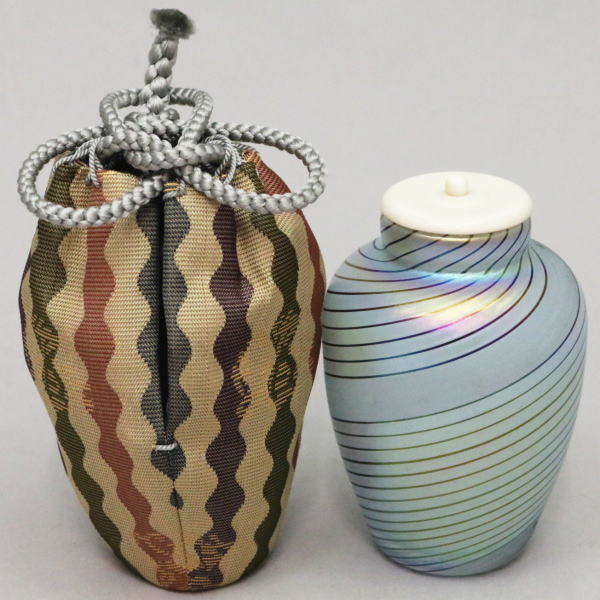 【茶器/茶道具　茶入（お濃茶器）】　ガラス（硝子）　肩衝　流線虹彩　高橋克典作　仕服：万葉華文