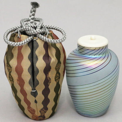 【茶器/茶道具　茶入（お濃茶器）】　ガラス（硝子）　肩衝　流線虹彩　高橋克典作　仕服：万葉華文