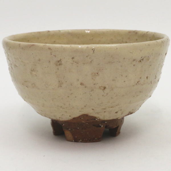 【茶器/茶道具　抹茶茶碗】　萩焼き　割高台　岡田仙舟作　（岡田裕　晴雲山）　焼き色は変わる場合があります。